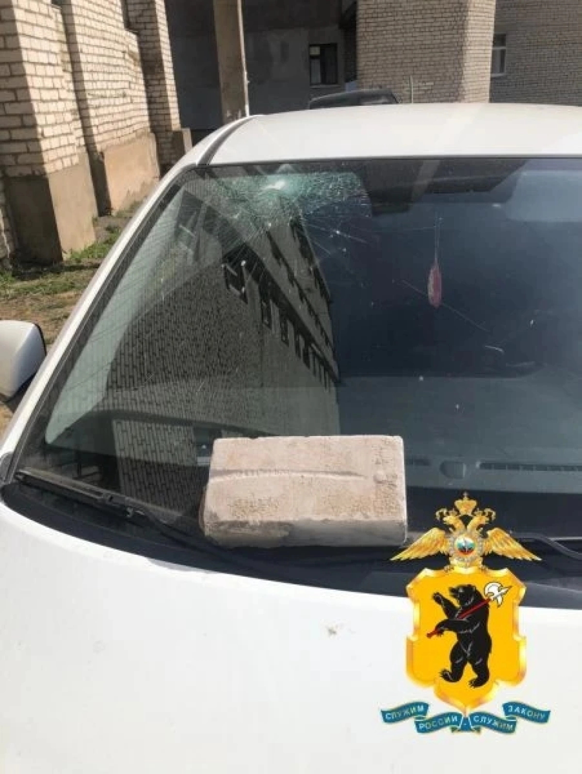 Пьяный житель Ярославской области кирпичом разбил автомобиль соседки