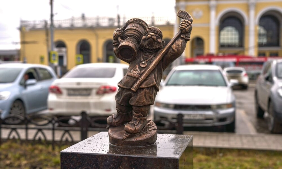 В Ярославле появился медведик-хоккеист