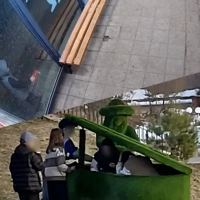 В Ярославской области нашли малолетних вандалов, повредивших рояль и остановку