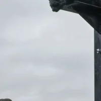 В Ярославле появилась скульптура кота-охотника