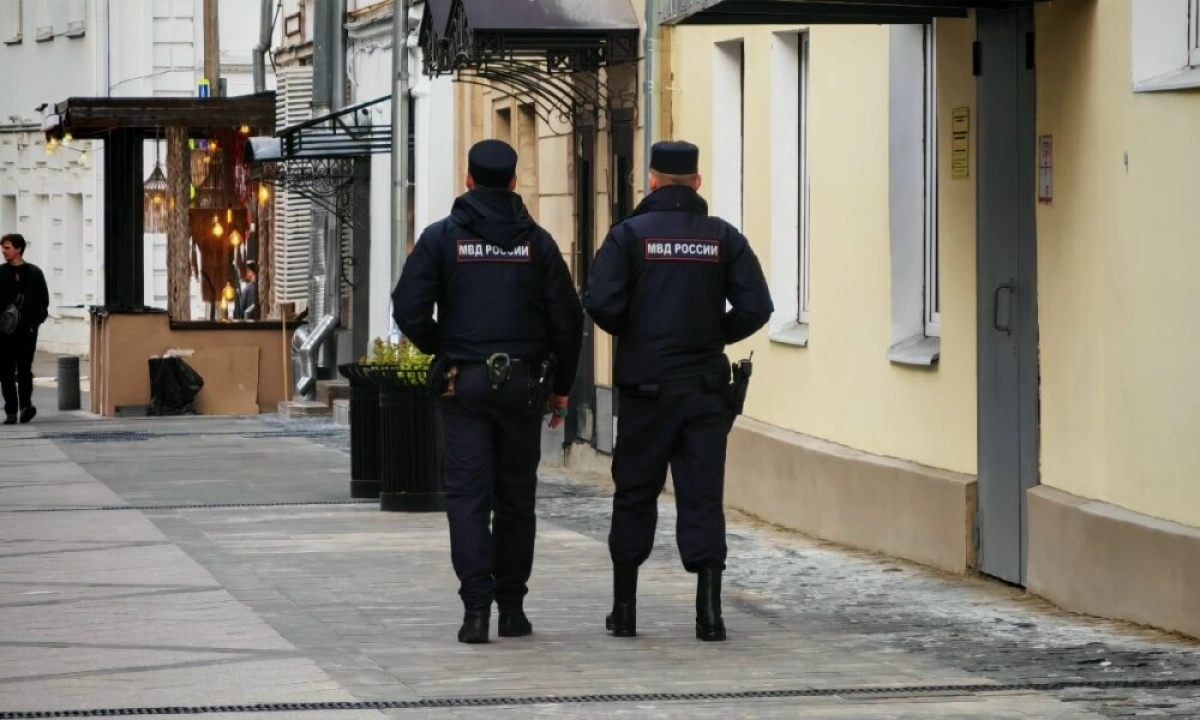 В Ярославле бдительная соседка помогла полиции задержать курьера мошенников В Ярославле бдительная соседка помогла полиции задержать курьера мошенников