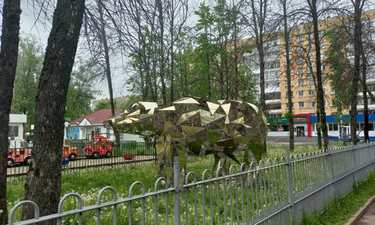 В Ярославле золотой медведь добрался до парка 30-летия Победы