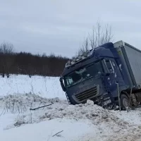 В Ярославской области сотрудники ДПС помогли освободить застрявшую в снегу фуру