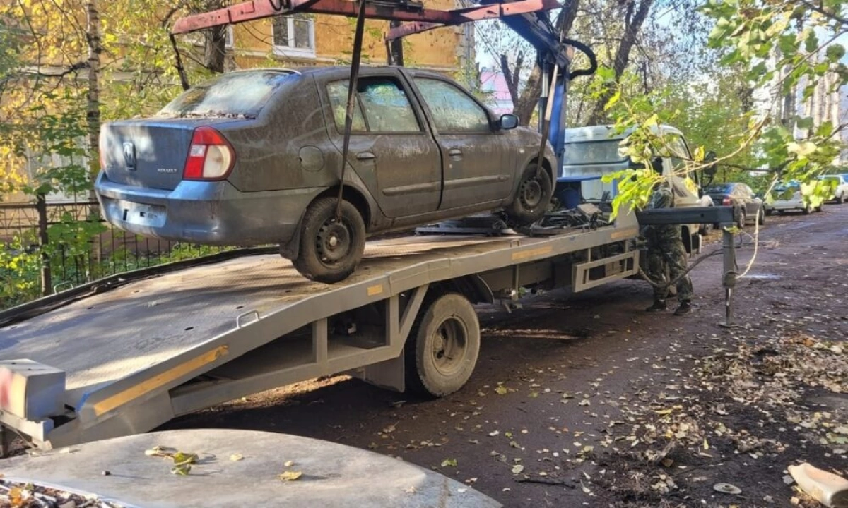 Мэр Ярославля поручил до 1 мая освободить городские дороги от автохлама