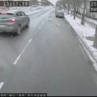 Кинули кусок льда: школьники остановили движение «Ятрамваев»