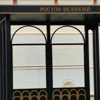 Жители Ростова Великого удивились непонятному сооружению у стен кремля