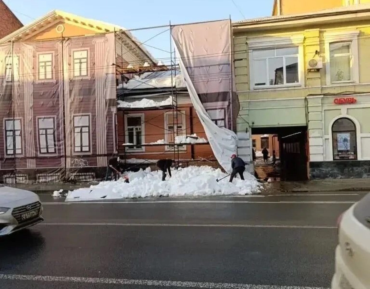 В Ярославле появилось видео ЧП со сходом снега и льда на девушку-пешехода