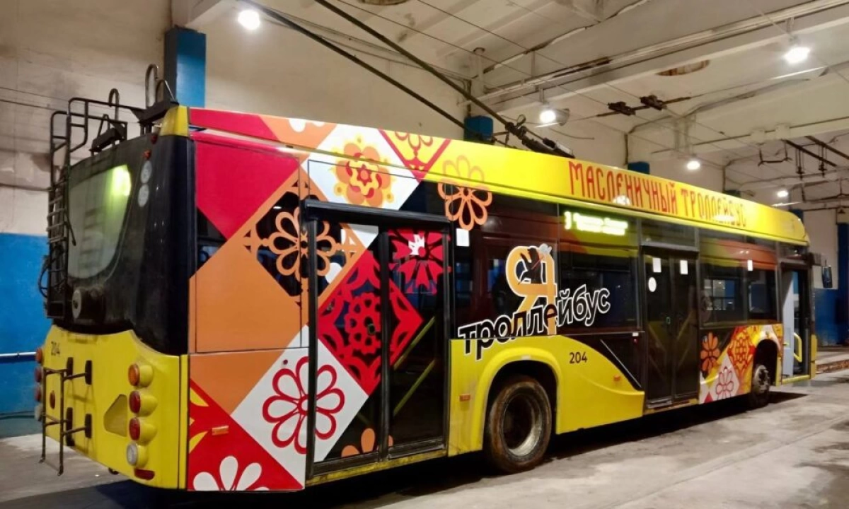 В Ярославле вышел на маршрут масленичный троллейбус