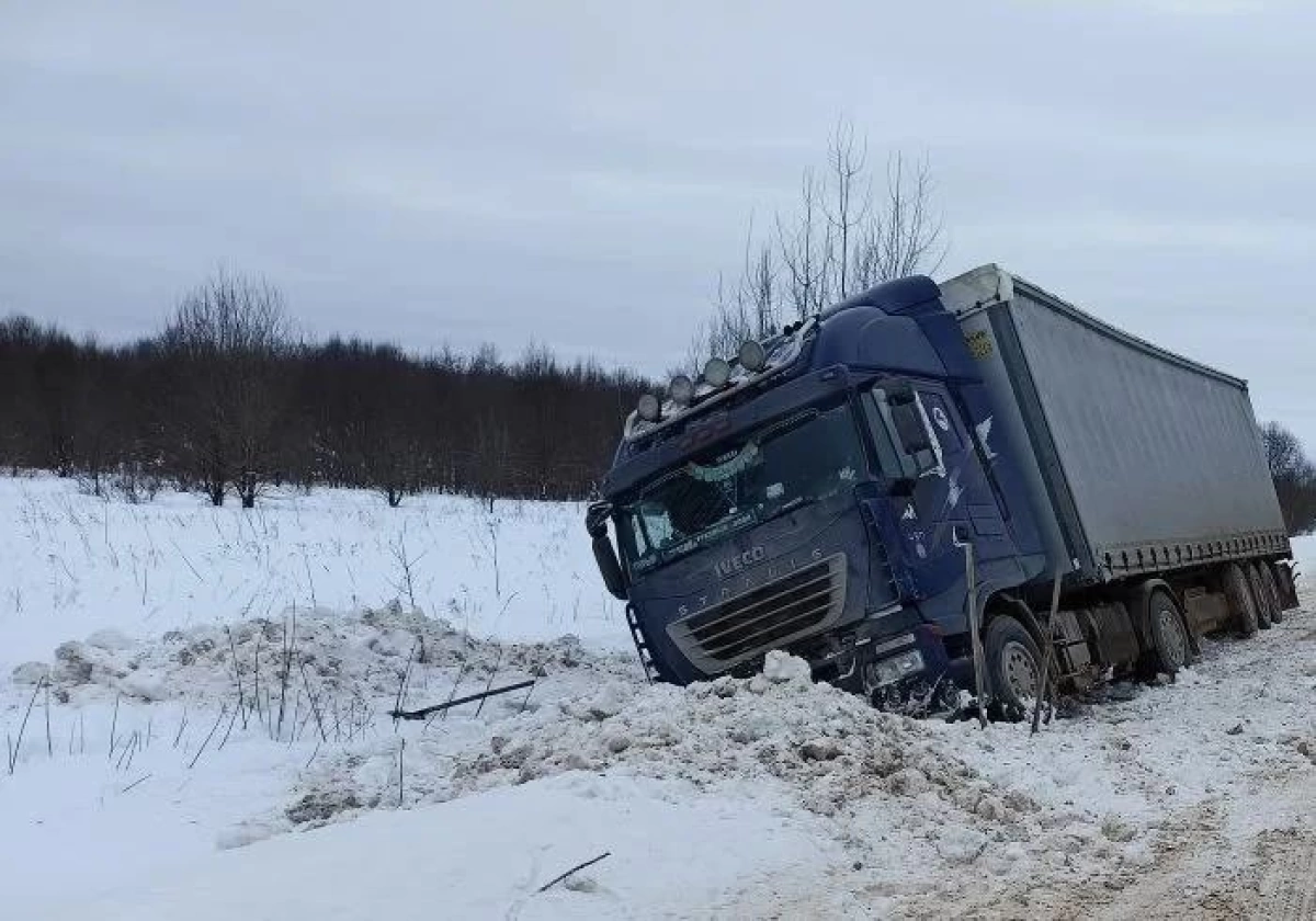 В Ярославской области сотрудники ДПС помогли освободить застрявшую в снегу фуру
