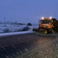 В Ярославской области дороги убирают от апрельского снега