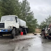 Под Ярославлем столкнулись молоковоз и легковушка
