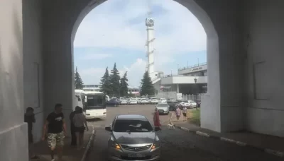 Мэрия Ярославля оплатит кирпич, упавший с моста на автомобиль