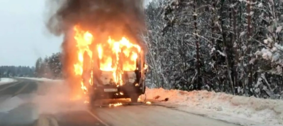В Ярославской области на дороге сгорел автомобиль
