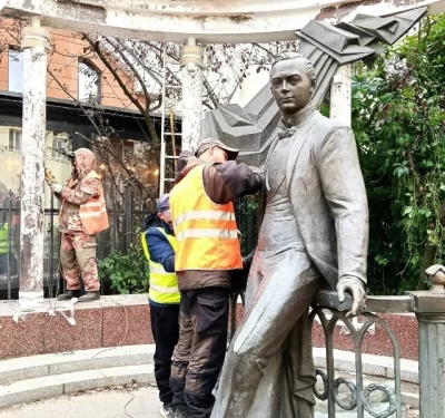 В Ярославле создатели пешеходного центра повредили памятник Собинову