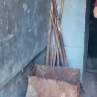 В Ярославле жители пожаловались на захват бомжами мусорокамер