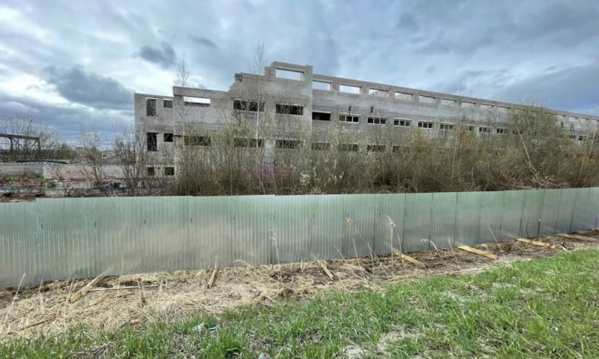 В Ярославле ограничен доступ на недостроенный гаражный комплекс