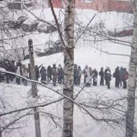 В Ярославле сообщили об очереди в школу из-за металлоискателей