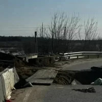 В Ярославской области пассажиры автобусов идут через мост пешком