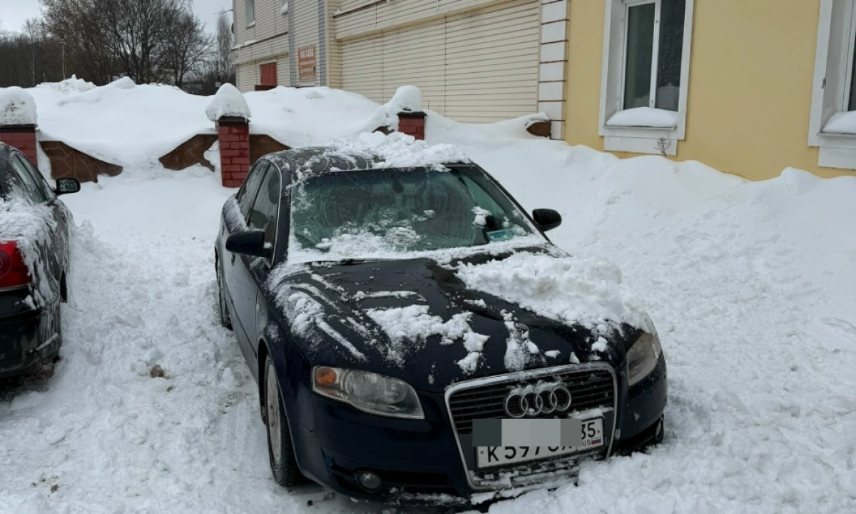 Гости Рыбинска рассказали о пострадавшем от схода снега автомобиле Гости Рыбинска рассказали о пострадавшем от схода снега автомобиле