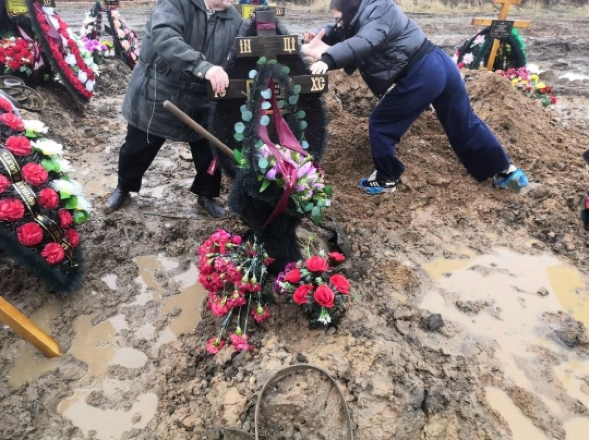 «Чуть обувь не потеряли»: в Ярославле новый сектор кладбища тонет в грязи «Чуть обувь не потеряли»: в Ярославле новый сектор кладбища тонет в грязи