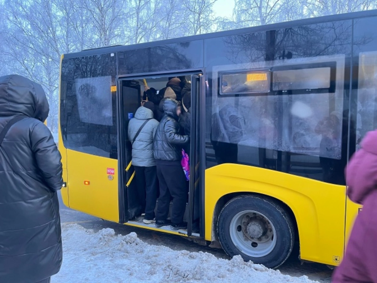 В Ярославле жители Резинотехники жалуются на давку в автобусах В Ярославле жители Резинотехники жалуются на давку в автобусах