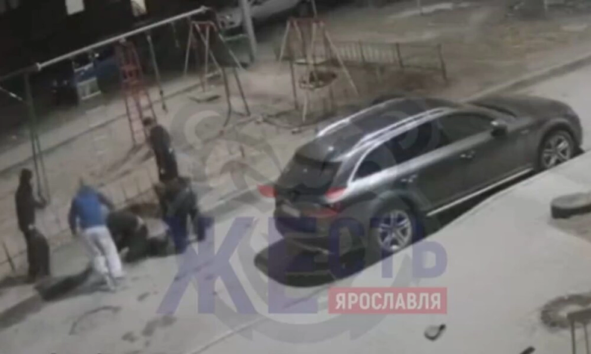 &laquo;Вы убьете его!&raquo;: в Ярославле толпа подростков жестоко избила прохожего