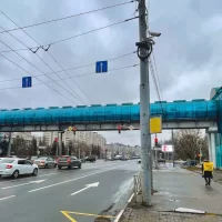 В Ярославле водитель отсудил почти 100 тысяч за упавший с надземного перехода снег