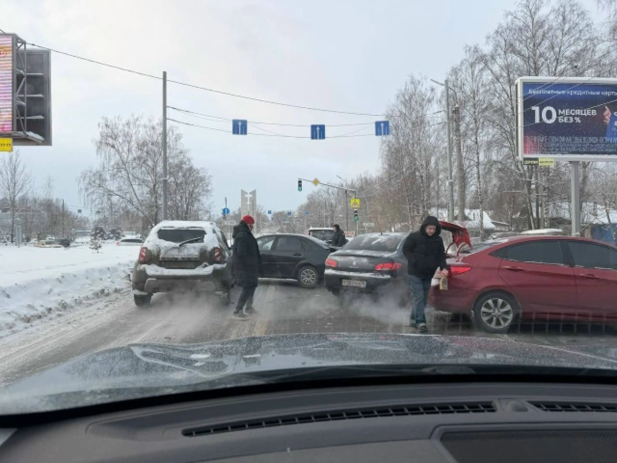 &laquo;Автобусам не проехать&raquo;: из-за массового ДТП проспект Авиаторов встал в огромную пробку