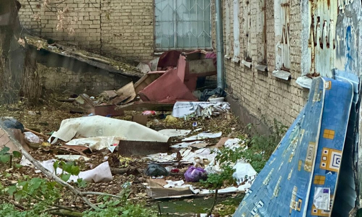 В центре Ярославля жильцы двух домов выкидывают мусор из окон В центре Ярославля жильцы двух домов выкидывают мусор из окон