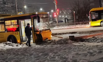 &laquo;Раздавил человека&raquo;: &laquo;Яавтобус&raquo; снес столб и наехал на женщину-пешехода