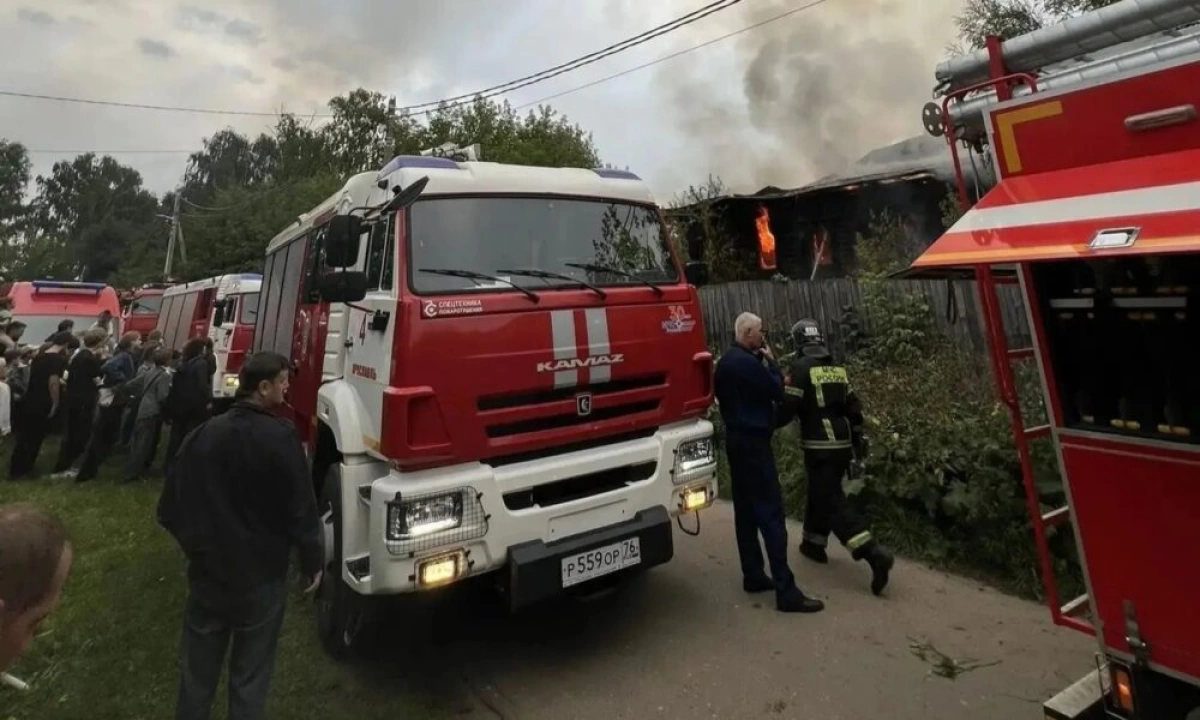 Ярославцы поблагодарили пожарных за спасение домов Ярославцы поблагодарили пожарных за спасение домов