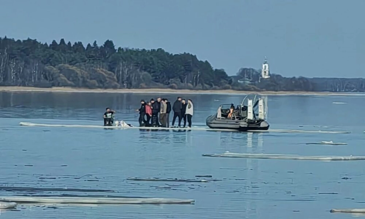 В Ярославле группа экстремалов устроила пикник на льдине