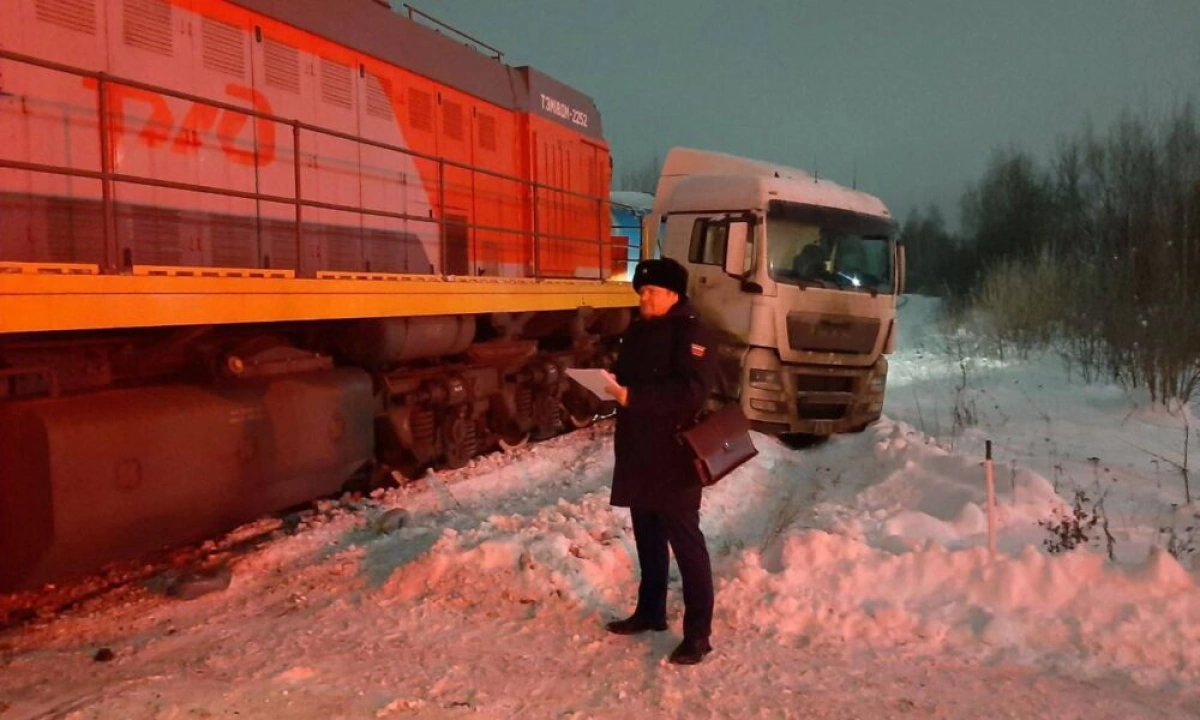 В Ярославле столкнулись грузовик и тепловоз