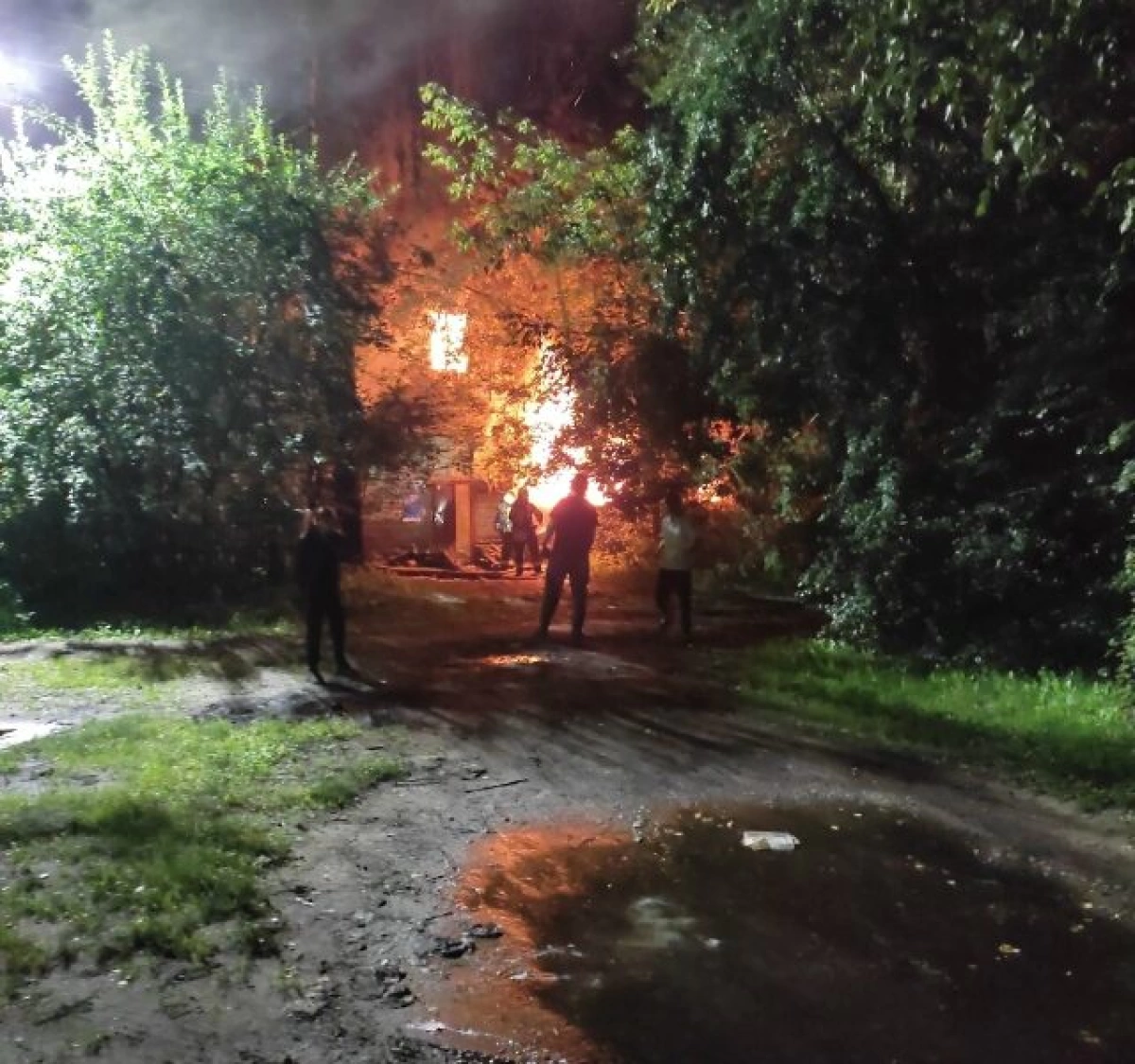 В Ярославле на месте будущей застройки высотками горел расселенный дом В Ярославле на месте будущей застройки высотками горел расселенный дом