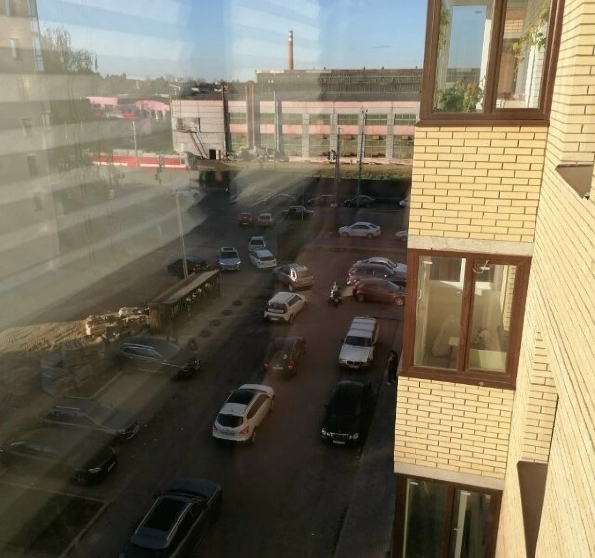 Ярославцы хотят ограничить проезд по своему двору, ставшим «дублером» Фрунзе Ярославцы хотят ограничить проезд по своему двору, ставшим «дублером» Фрунзе