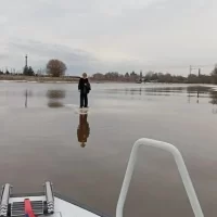 В Ярославле с дрейфующей льдины сняли подростка