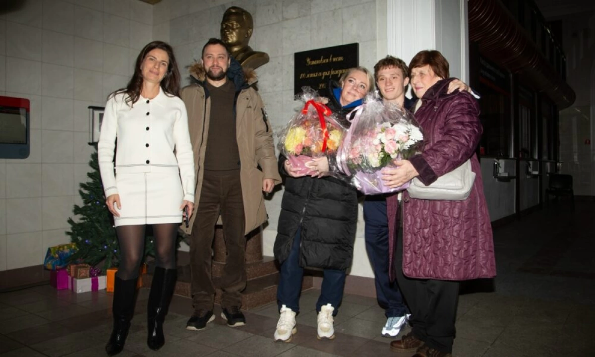 Ярославцы торжественно встретили вице-чемпиона мира по боксу Вячеслава Рогозина Ярославцы торжественно встретили вице-чемпиона мира по боксу Вячеслава Рогозина