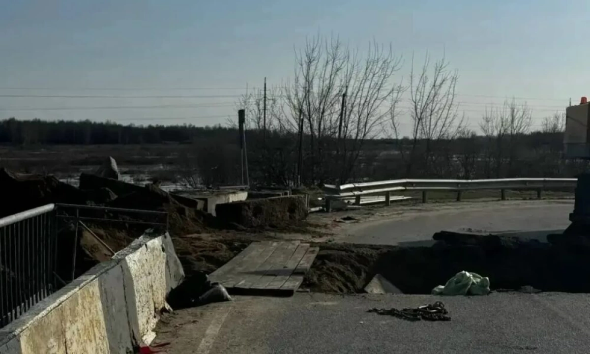 В Ярославской области пассажиры автобусов идут через мост пешком
