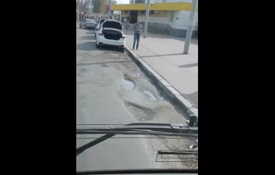Водитель «Яавтобуса» показал огромные ямы у остановки