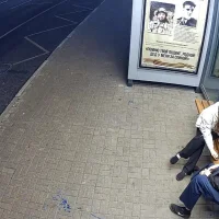 В Ярославле две &laquo;художницы&raquo; расписали лавочку на остановке