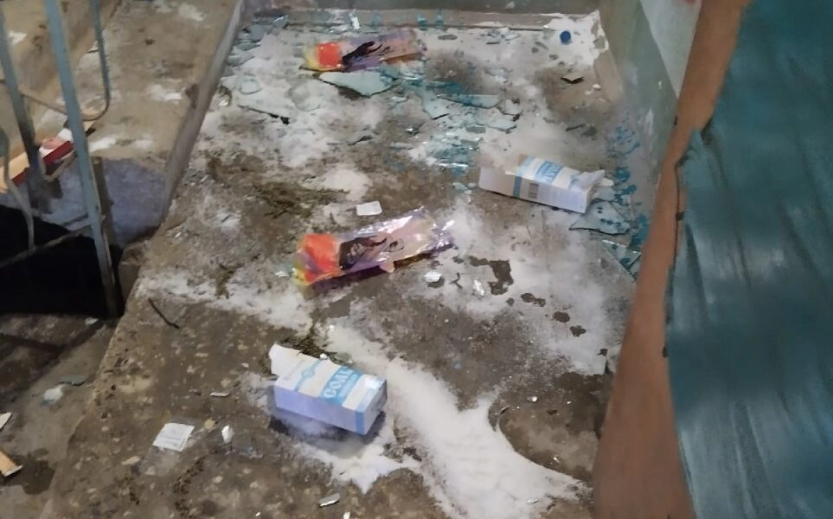 Рассыпает соль и ходит с факелами: ярославна держит в страхе жильцов многоэтажки Рассыпает соль и ходит с факелами: ярославна держит в страхе жильцов многоэтажки