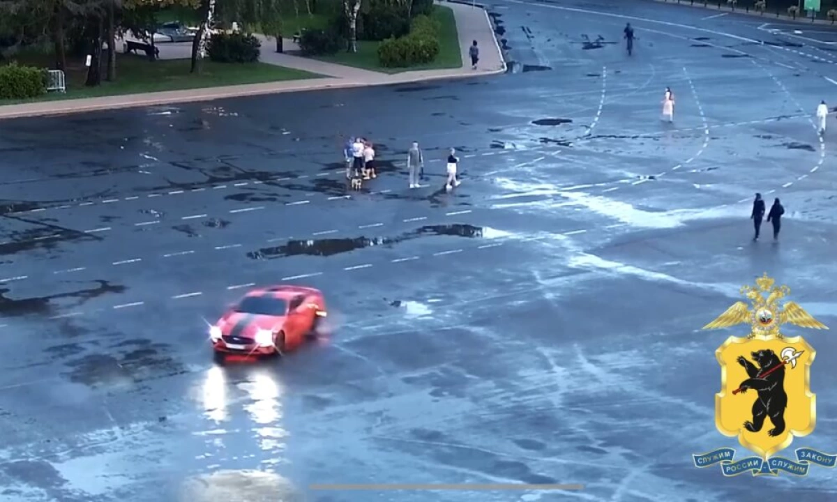 Ярославца задержали за дрифт на Советской площади Ярославца задержали за дрифт на Советской площади