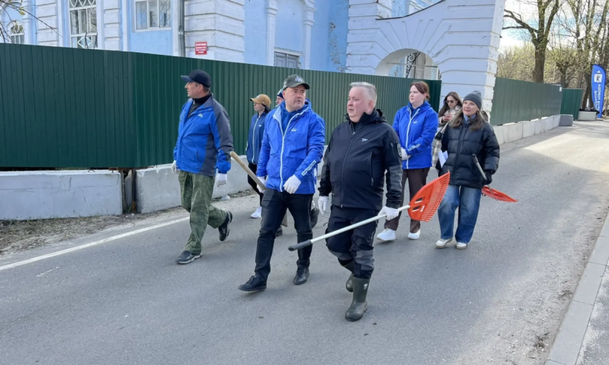 Артем Молчанов вместе с жителями вышел на субботник в Петропавловском парке
