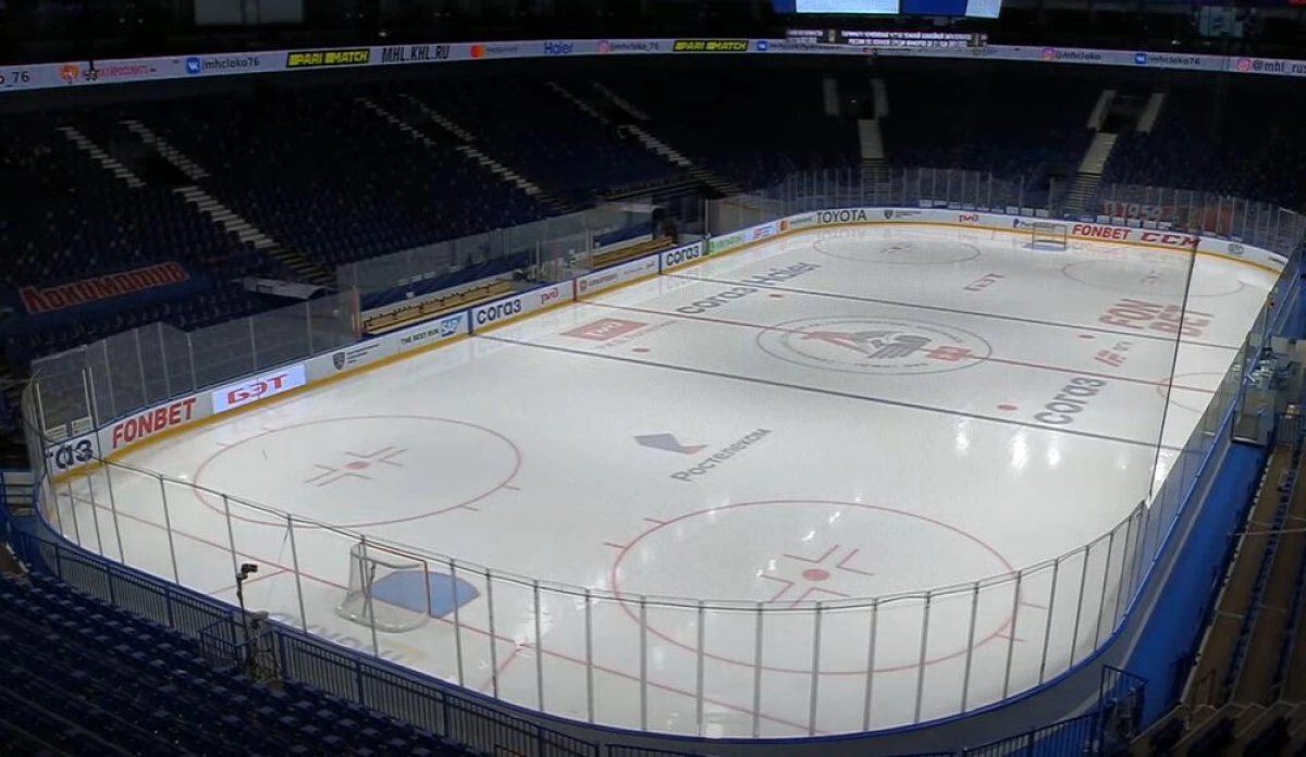 «Локомотив» попросил болельщиков одеться на хоккейный матч, как на пляж «Локомотив» попросил болельщиков одеться на хоккейный матч, как на пляж