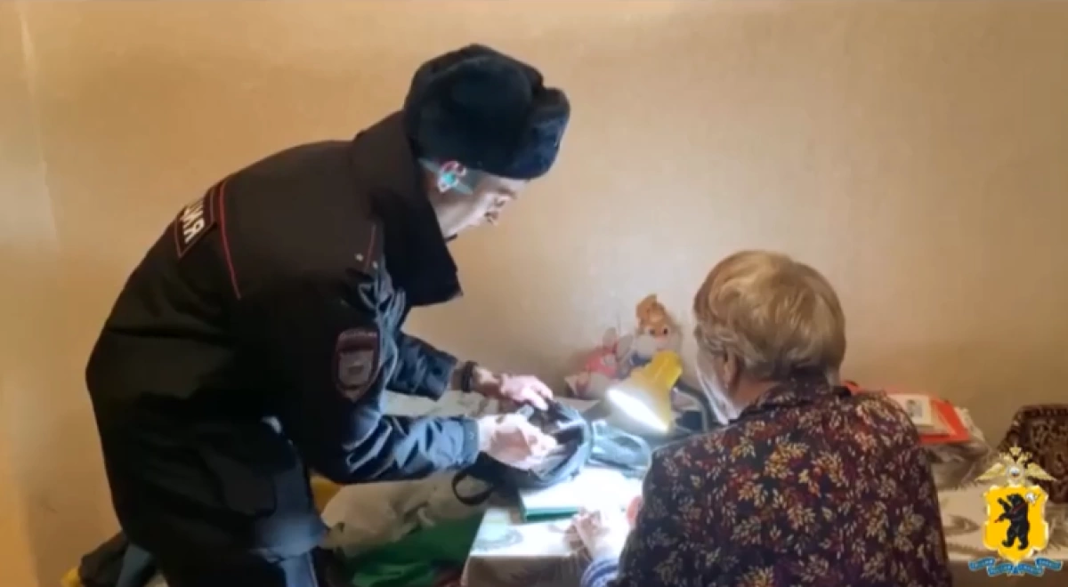 В Ярославской области полицейские вернули бабушке сумку с деньгами В Ярославской области полицейские вернули бабушке сумку с деньгами