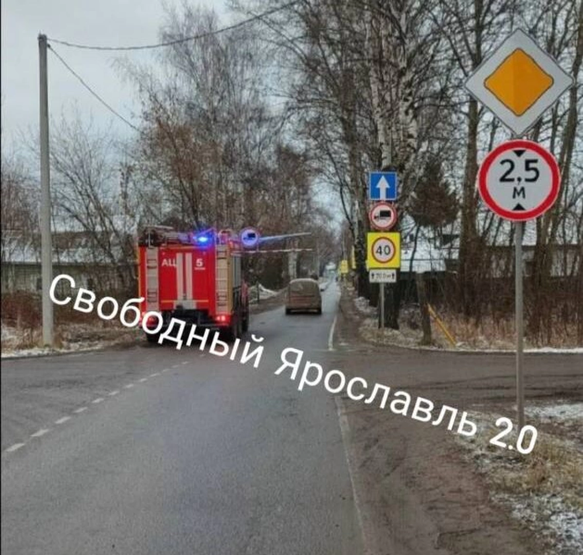 В Ярославле пожарные не смогли вписаться в габаритную рамку В Ярославле пожарные не смогли вписаться в габаритную рамку