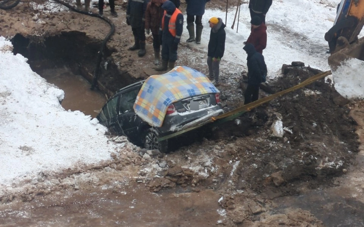 В Ярославле достали провалившийся в &laquo;коммунальный бассейн&raquo; автомобиль