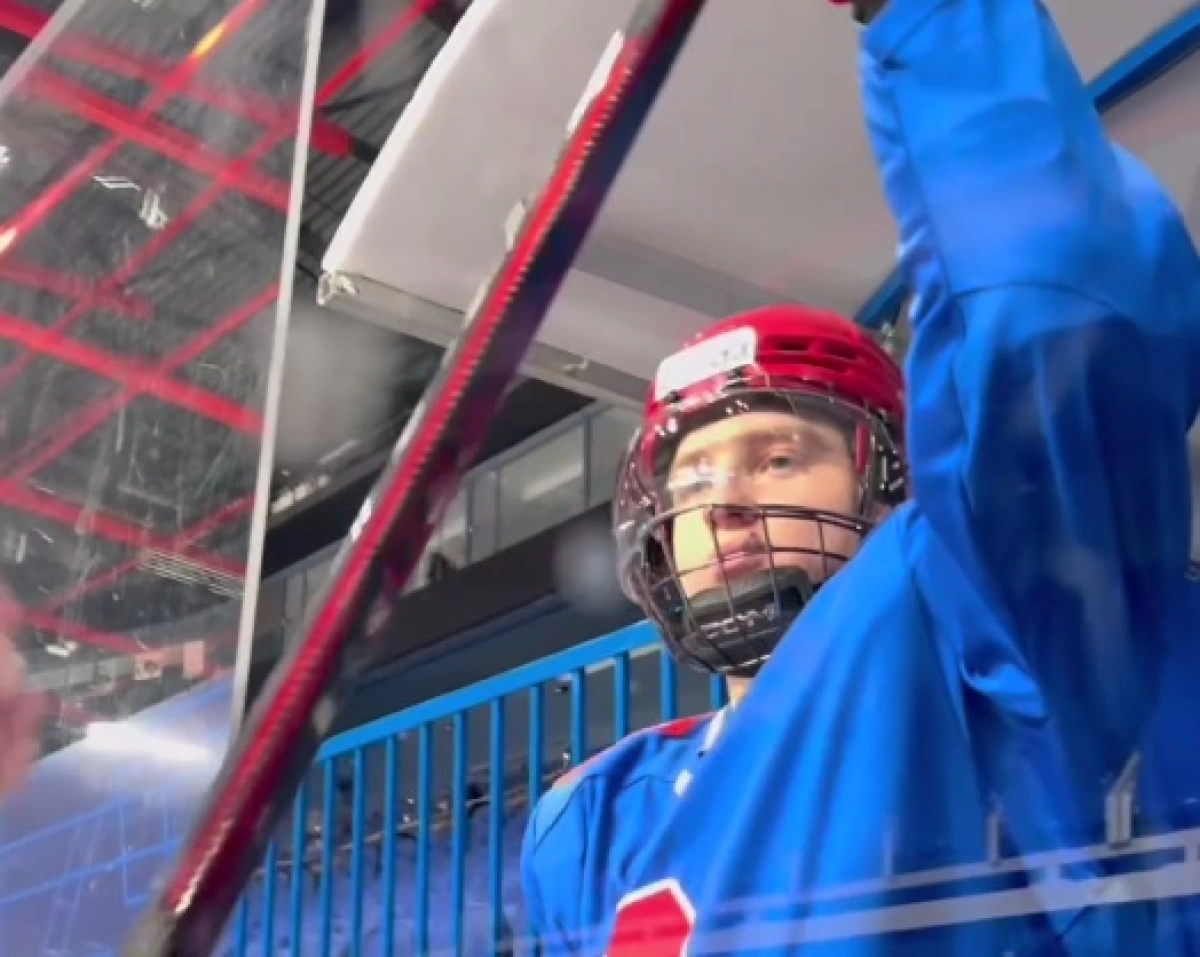 Хоккеист извинился перед болельщиками за крупное поражение «Локомотива» Хоккеист извинился перед болельщиками за крупное поражение «Локомотива»