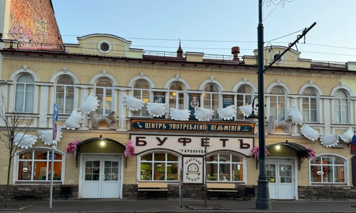 В Ярославской области обсуждают развешенные на фасаде здания пельмени