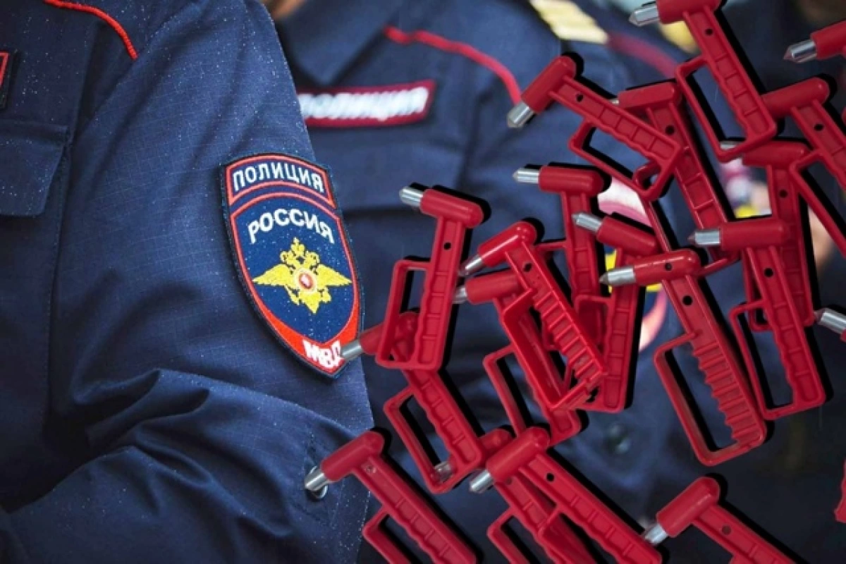 Полиция нашла школьников, похищавших аварийные молотки из «Яавтобусов» Полиция нашла школьников, похищавших аварийные молотки из «Яавтобусов»